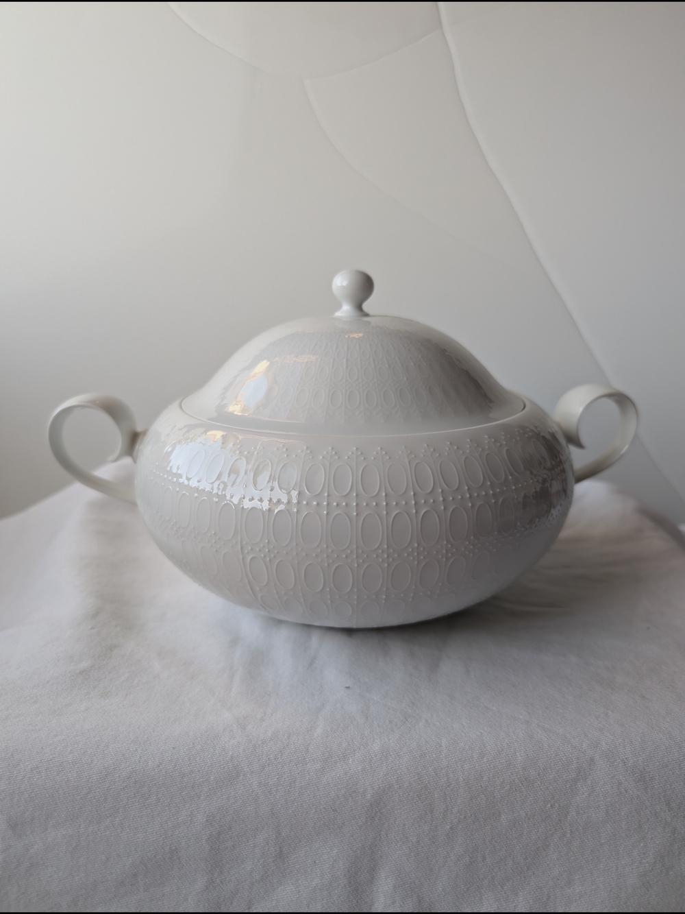 Rosenthal Romance White Porcelain Covered Vegetable Bowl Bjørn Wiinblad Vintage